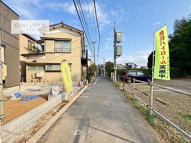 前面道路は4ｍ！陽当り良好な立地です。車庫入れが苦手な方も安心ですね。