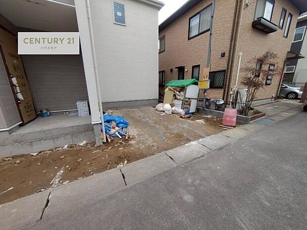 駐車スペースは2台分あります！セカンドカーはもちろん、バイクや自転車なども置き場所に困りません。