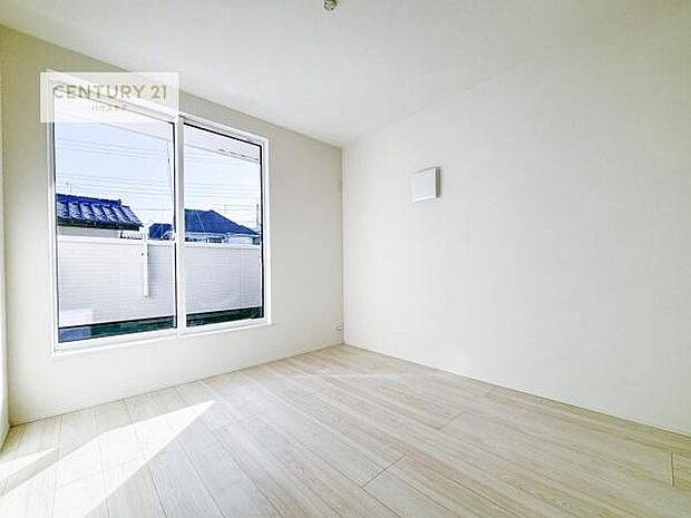 バルコニーに面している洋室です。明るく温もりがあり、換気もしっかりできます！朝起きて、外に出て背伸びをしつつ深呼吸をし良い朝を迎え入れることが出来そうですね！(同仕様)