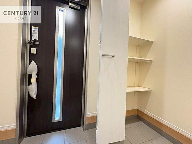 シューズインクローク付き！玄関収納が充実しています！靴だけでなくベビーカーや折り畳み自転車の収納にも！玄関周りがスッキリと片付きますね！