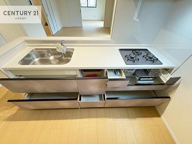 収納スペースが豊富で、調理スペースがスッキリと片付きひろ〜く活用できます！快適に作業ができます！毎日の料理が捗ります！