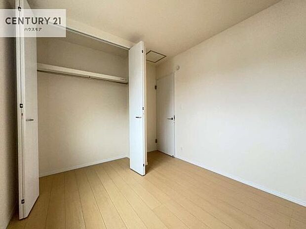 掃き出し窓がないお部屋は、お子様のお部屋としても安心です！収納スペースも充実しているので散らかったお部屋をサッと片付けられます！