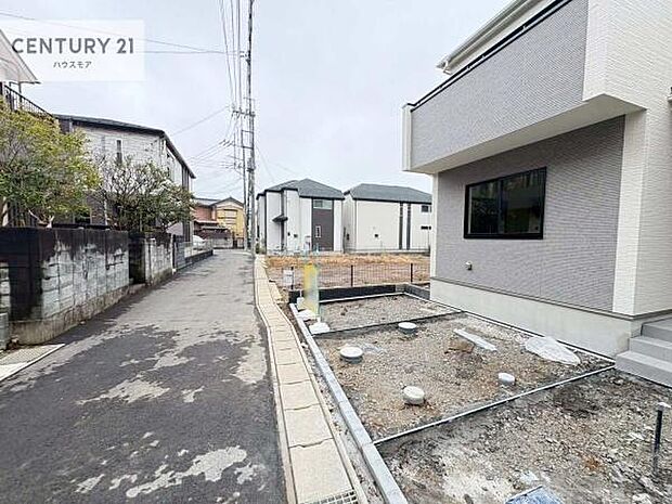 前面道路は4.3ｍ！陽当り良好な立地です。車庫入れが苦手な方も安心ですね。