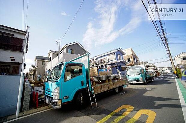 前面道路は6ｍ！陽当り良好な立地です。車庫入れが苦手な方も安心ですね。