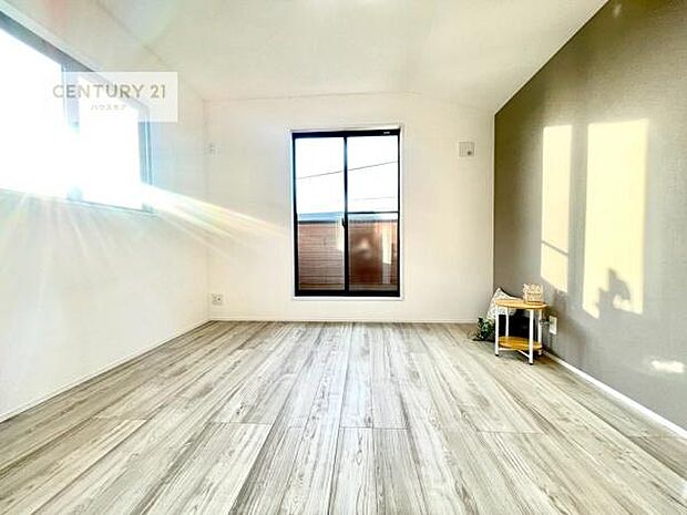 バルコニーに面している洋室です。明るく温もりがあり、換気もしっかりできます！朝起きて、外に出て背伸びをしつつ深呼吸をし良い朝を迎え入れることができます。