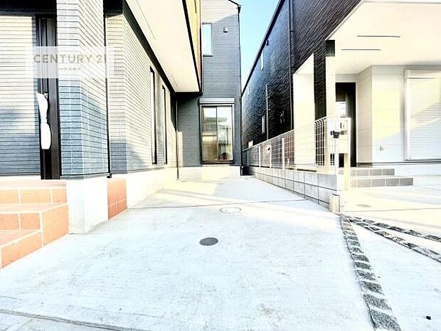 駐車スペースは2台分あります！セカンドカーはもちろん、バイクや自転車なども置き場所に困りません。