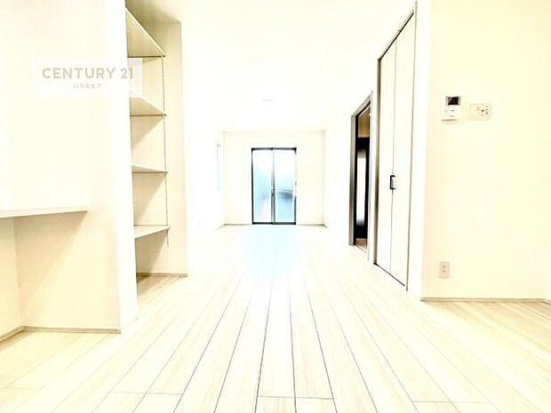 優しい陽だまりがリビングを包んでくれて居心地の良い空間を演出してくれます！くつろぎの時間を過ごせます！