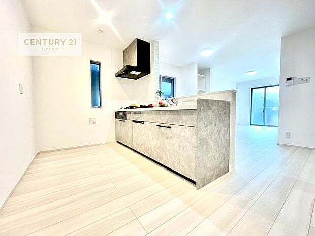 大人気の対面式システムキッチンを採用しています！ご家族のコミュニケーションが自然と増える設計です。お子様にも目が届くので嬉しいですね。食洗器付きで毎日の家事をスムーズに！