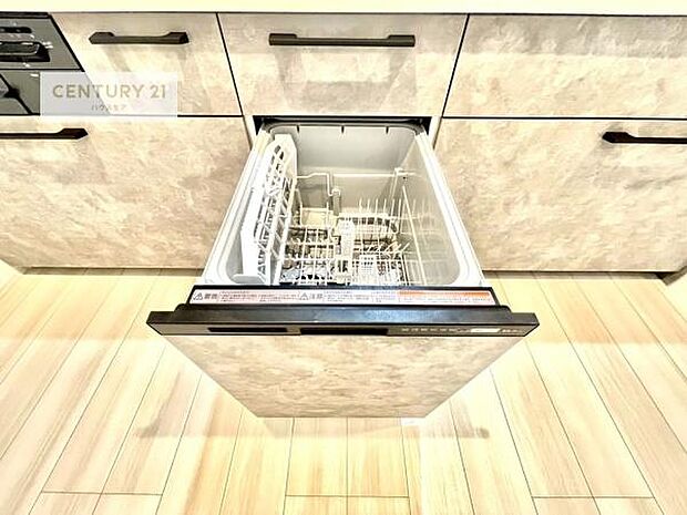 食洗機付きのキッチンです！忙しい時や手荒れ防止として大変活躍する便利な仕様です！ビルトインなのでキッチンの場所を取らず調理スペースを広く使うことが出来ます！