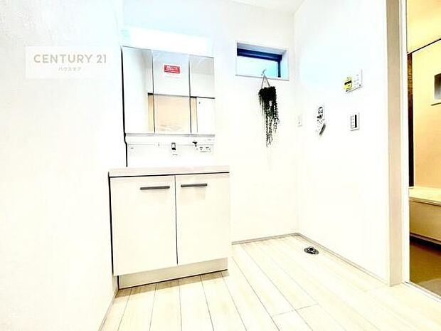 窓付きの明るい洗面室です！湿気もすぐに入れ替えができて清潔に保つことができます！自然光が差し込むのでお化粧の仕上がりも良くなりますね！