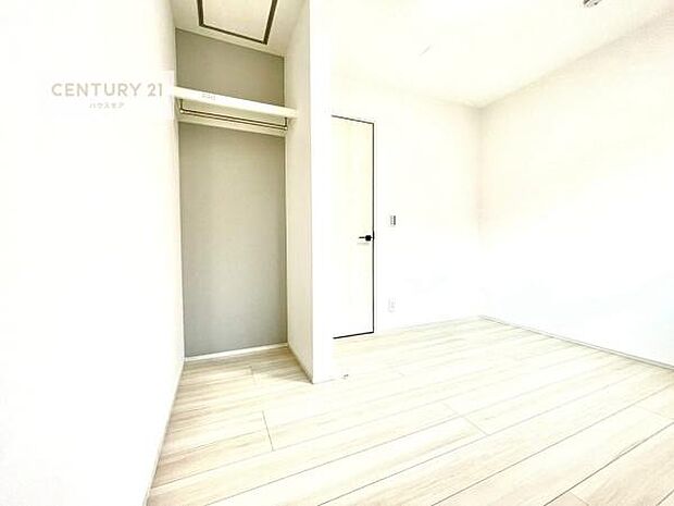 収納スペースがついています！居室をスッキリ整頓する事ができますね。家具を選ばないシンプルなデザインの為、家具を選ばずお気に入りの空間作りができそうですね。