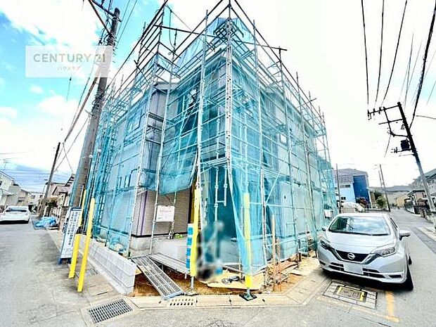 前面道路4ｍ×4ｍ！二方向道路に面した角地のため、陽当り・通風良好。前面が開けた、明るく開放的な立地が魅力です。