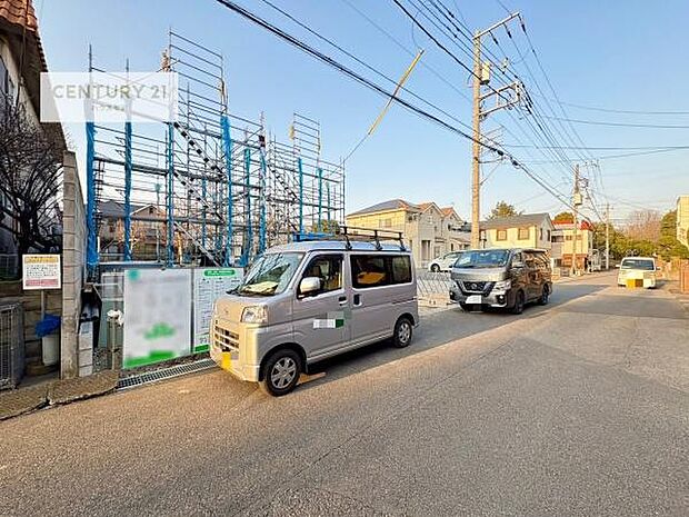 前面道路は6ｍ！陽当り良好な立地です。車庫入れが苦手な方も安心ですね。