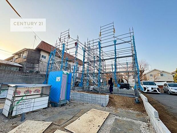 駐車スペースは2台分あります！セカンドカーはもちろん、バイクや自転車なども置き場所に困りません。