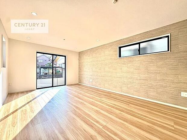 大きな窓からたっぷりの陽ざしが入る明るいリビング。開放感のあるリビングで家族団らんのくつろぎの時間を過ごせます。