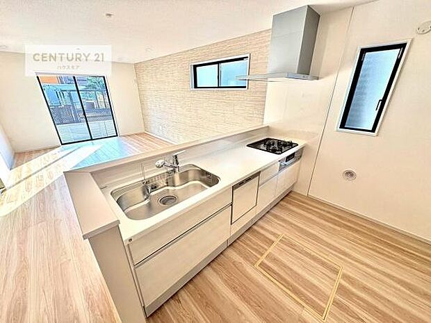 大人気の対面式システムキッチンを採用しています！ご家族のコミュニケーションが自然と増える設計です。お子様にも目が届くので嬉しいですね。食洗器付きで毎日の家事をスムーズに！