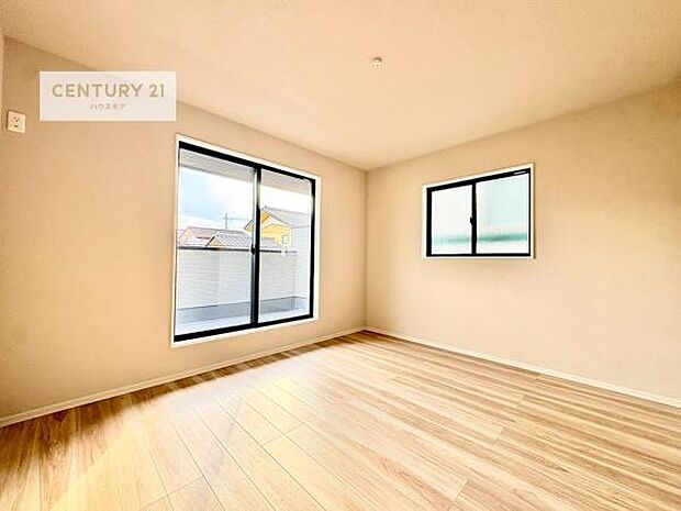 バルコニーに面している洋室です。明るく温もりがあり、換気もしっかりできます！朝起きて、外に出て背伸びをしつつ深呼吸をし良い朝を迎え入れることができます。