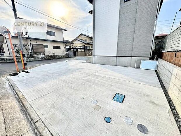 駐車スペースは2台分あります！セカンドカーはもちろん、バイクや自転車なども置き場所に困りません。