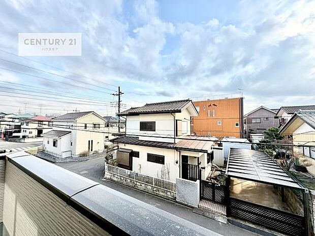 落ち着きある住宅街です！周囲には高い建物がなく、空が広く開放感があり、陽当たりを大きく遮られることもありません！気持ちの良い風が通り抜ける街並みです！