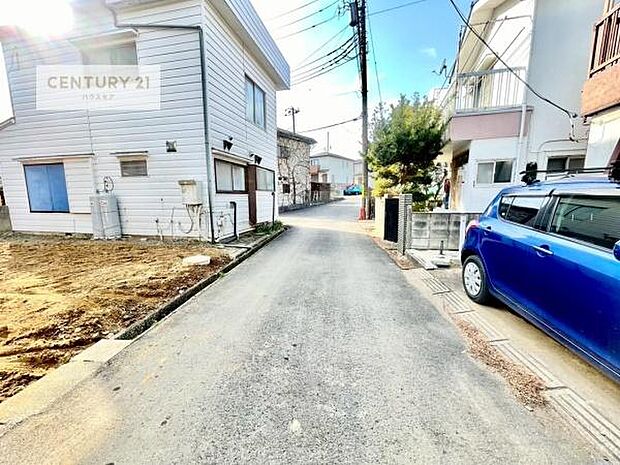 前面道路4ｍ！陽当り良好な立地です。車庫入れが苦手な方も安心ですね。