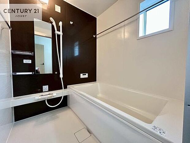 落ち着きある大人の雰囲気のバスルームは、味が出ていてバスタイムが充実！お仕事頑張っているご褒美にお好みの匂いの入浴剤を入れて、楽しんでみてはいかがでしょうか？【現地販売開催中！】