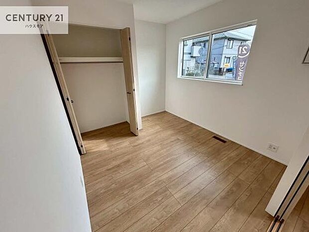 明るい室内は、風通しも良く、明るく大変居心地の良い空間となっております。リラックスして過ごせる心地の良いお部屋です！【現地販売開催中！】