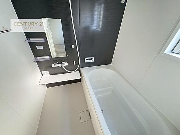 落ち着きある大人の雰囲気のバスルームは、味が出ていてバスタイムが充実！お仕事頑張っているご褒美にお好みの匂いの入浴剤を入れて、楽しんでみてはいかがでしょうか？