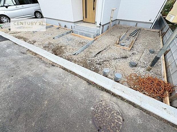 駐車スペースは2台分あります！セカンドカーはもちろん、バイクや自転車なども置き場所に困りません。