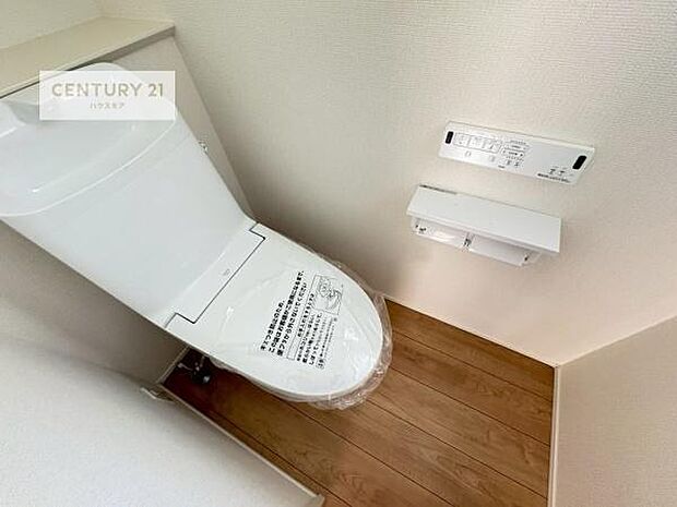 1・2階にトイレがございます！朝の忙しい時間帯も待たずにすみそうですね。白を基調とした清潔感のあるトイレでお手入れがしやすいです！