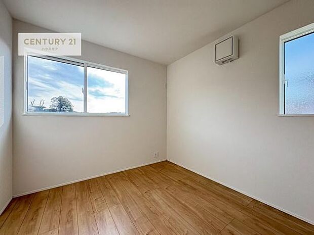 2面採光を確保した明るい室内は、風通しも良く、明るく大変居心地の良い空間となっております。リラックスして過ごせる心地の良いお部屋です！朝の目覚めがスッキリしますね！