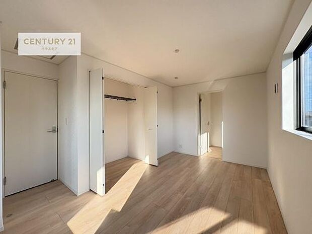 たっぷり日差しが差し込む洋室！温もりと明るさを兼ね備えた魅力的空間で、プライベート時間を有意義に過ごせます！