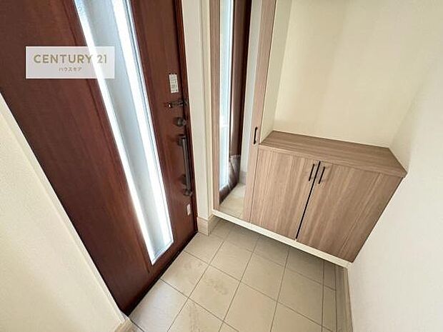 姿見付きシューズボックスで、玄関が片付きお掃除がしやすいです！スッキリした玄関で戸を開けた瞬間、清潔感のある心地いい空間が出迎えてくれます。