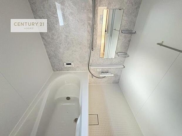 白を基調とした清潔感のあるバスルーム！快適なバスタイムが送れます！1日の疲れをしっかりと癒してくれる素敵なリラクゼーション空間になりそうですね。