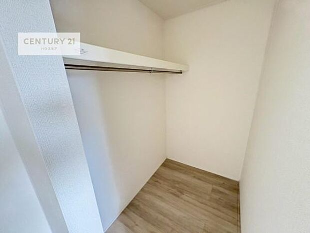 ウォークインクローゼット付きです。たくさんのお洋服などを収納しておけそうですね！他にも扇風機や加湿器など季節物の大きな家電も収納できます。