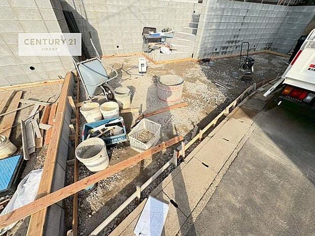 駐車スペースは2台分あります！セカンドカーはもちろん、バイクや自転車なども置き場所に困りません。