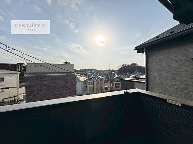 落ち着きある住宅街です！周囲には高い建物がなく、空が広く開放感があり、陽当たりを大きく遮られることもありません！気持ちの良い風が通り抜ける街並みです！