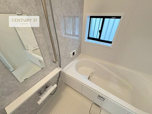 1日の疲れをしっかりと癒してくれる浴室です。おうちの素敵なリラクゼーション場所ですね。