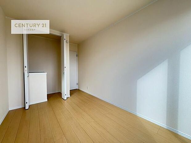 収納スペースがついています！居室をスッキリ整頓する事ができますね。家具を選ばないシンプルなデザインの為、家具を選ばずお気に入りの空間作りができそうですね。