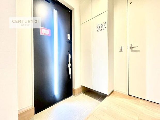 シューズボックス付きなので、玄関が片付きお掃除がしやすいです！スッキリした玄関で戸を開けた瞬間、清潔感のある心地いい空間が出迎えてくれます。