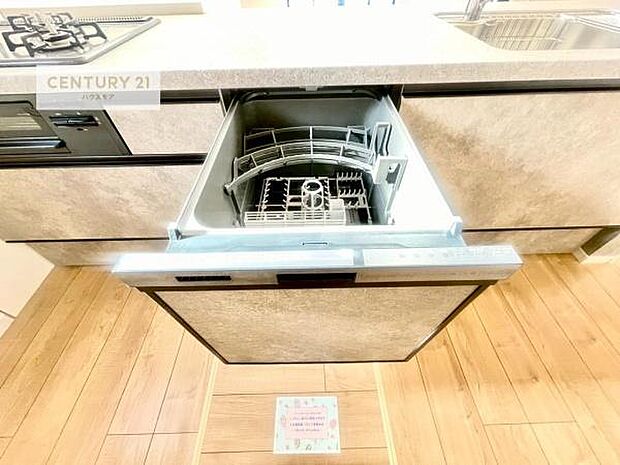 食洗機付きのキッチンです！忙しい時や手荒れ防止として大変活躍する便利な仕様です！ビルトインなのでキッチンの場所を取らず調理スペースを広く使うことが出来ます！