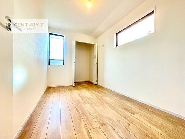 掃き出し窓がないお部屋は、お子様のお部屋としても安心です！収納スペースも充実しているので散らかったお部屋をサッと片付けられます！