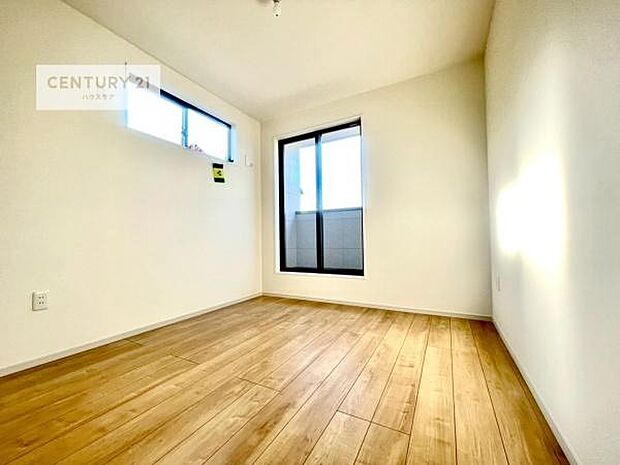 2面採光を確保した明るい室内は、風通しも良く、明るく大変居心地の良い空間となっております。リラックスして過ごせる心地の良いお部屋です！朝の目覚めがスッキリしますね！