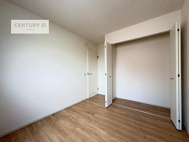 掃き出し窓がないお部屋は、お子様のお部屋としても安心です！収納スペースも充実しているので散らかったお部屋をサッと片付けられます！