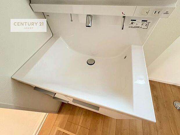 深い洗面台ボウルは、水が跳ねにくいのでお手入れが楽々！清潔感が保てます！キレイな洗面所で自分磨きのモチベーションが上がりますね！