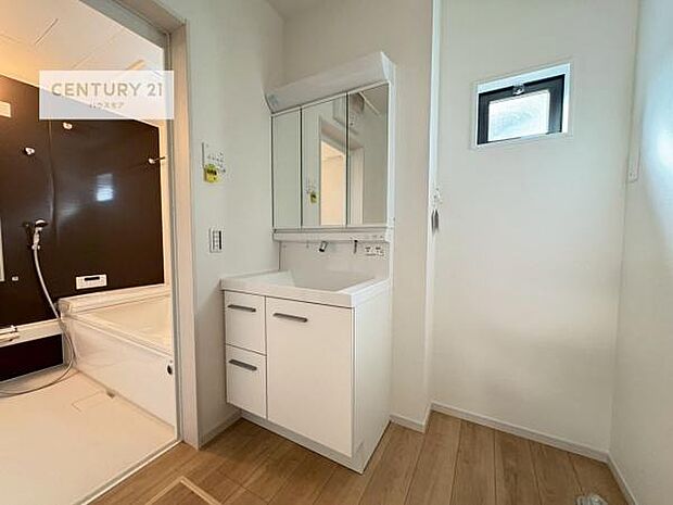 小窓のついた洗面所は、光と風が入りやすく、いつでも快適にお使いいただけます。三面鏡で使い勝手が良く、鏡裏収納も備えておりますので、日用品やスキンケア用品もすっきり整理できます。