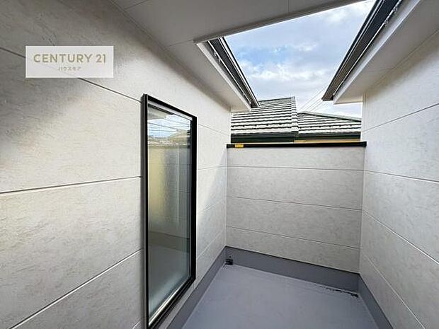 晴れた日には青い空を見渡せる開放的な時間を楽しめます。気持ちの良い風が通り抜ける街並みです！