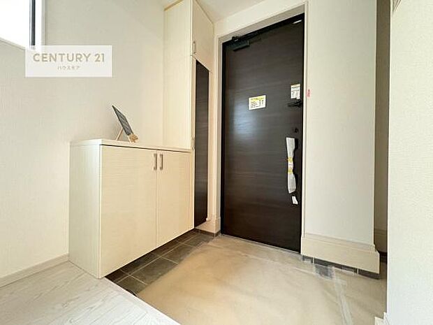 姿見付きシューズボックスで、玄関が片付きお掃除がしやすいです！スッキリした玄関で戸を開けた瞬間、清潔感のある心地いい空間が出迎えてくれます。