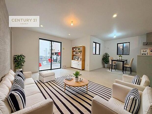 家具はCGパースです。優しい陽だまりがリビングを包んでくれて居心地の良い空間を演出してくれます！くつろぎの時間を過ごせます！