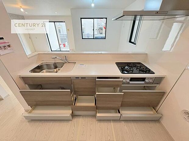 収納スペースが豊富で、調理スペースがスッキリと片付きひろ〜く活用できます！快適に作業ができます！毎日の料理が捗ります！