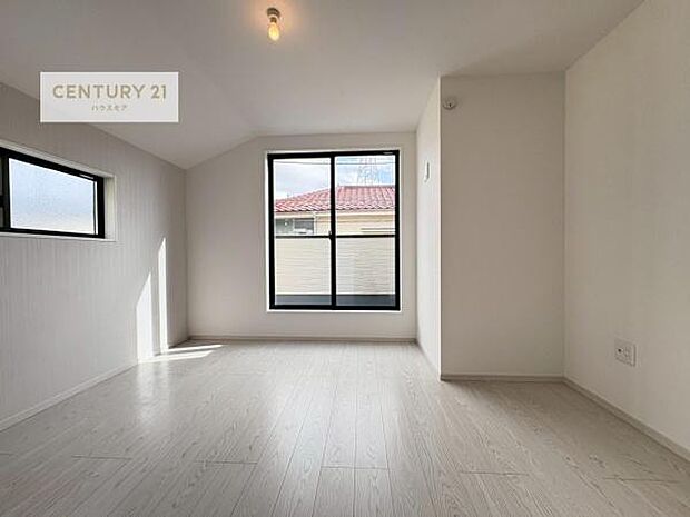 バルコニーに面している洋室です。明るく温もりがあり、換気もしっかりできます！朝起きて、外に出て背伸びをしつつ深呼吸をし良い朝を迎え入れることができます。